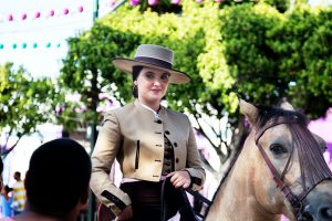 Chica con Sombrero a caballo