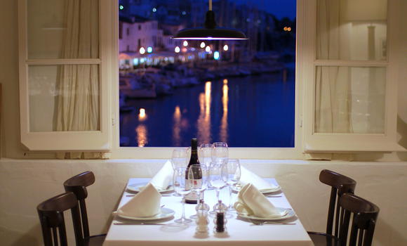 Vistas al puerto en el restaurante S'Amarador