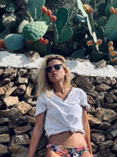 Ana Fernández posa al lado de unos cactus